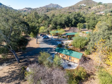 Güney Kaliforniya, Ramona 'daki Dos Picos County Park vadisindeki kamp alanlarının hava görüntüsü.