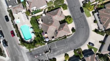 Carlsbad, San Diego, California, ABD 'de açık bir günde zengin villalı lagünün havası.