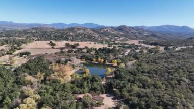 Güney Kaliforniya, Ramona 'daki Dos Picos County Park vadisindeki küçük göl manzarası.
