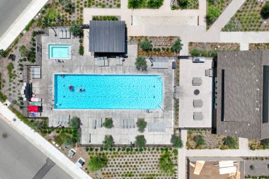 Escondido, San Diego, Güney Kaliforniya, ABD 'deki özel yerleşim bölgesinde havuzu olan eğlence tesislerinin hava videosu. 30 Temmuz 2024