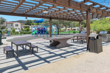 Kamu parkında piknik masalarıyla kaplanmış, Escondido, San Diego, California
