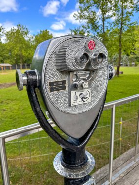 Hayvanat bahçesinde 13 Temmuz 2025 'te New Jersey, ABD' deki hayvanlara bakmak için gezici bir gözlemci.