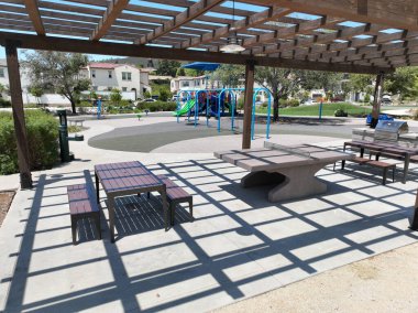 Kamu parkında piknik masalarıyla kaplanmış, Escondido, San Diego, California