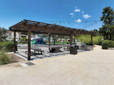 Kamu parkında piknik masalarıyla kaplanmış, Escondido, San Diego, California