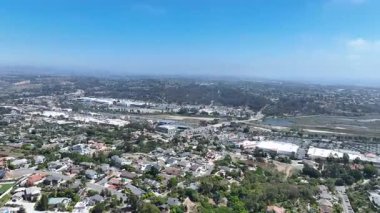 San Diego, California 'daki Oceanside kasabasındaki orta sınıf evlerin hava manzarası. ABD.