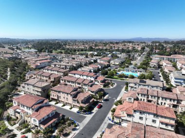 Oceanside, Güney Kaliforniya, ABD 'de orta sınıf, özdeş apartman dairesinin havadan görünüşü.