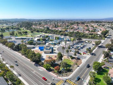 Oceanside, Güney Kaliforniya, ABD 'de orta sınıf, özdeş apartman dairesinin havadan görünüşü.