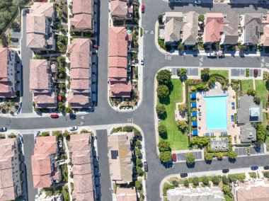 Oceanside, Güney Kaliforniya, ABD 'de orta sınıf, özdeş apartman dairesinin havadan görünüşü.