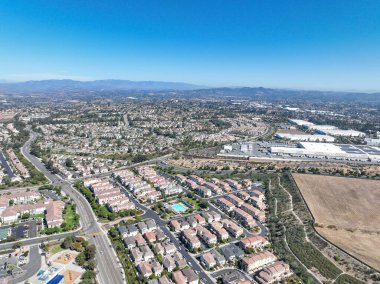 Oceanside, Güney Kaliforniya, ABD 'de orta sınıf, özdeş apartman dairesinin havadan görünüşü.