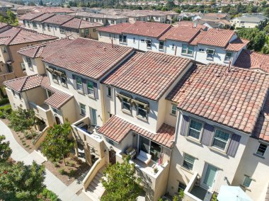 Oceanside, Güney Kaliforniya, ABD 'de orta sınıf, özdeş apartman dairesinin havadan görünüşü.