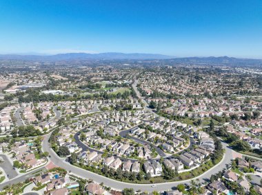 Oceanside, Güney Kaliforniya, ABD 'de orta sınıf, özdeş apartman dairesinin havadan görünüşü.