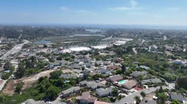 San Diego, California 'daki Oceanside kasabasındaki orta sınıf evlerin hava manzarası. ABD.