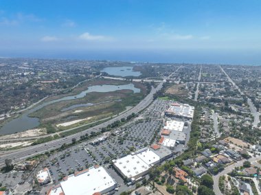 San Diego, California 'daki Oceanside kasabasındaki orta sınıf evlerin hava manzarası. ABD.