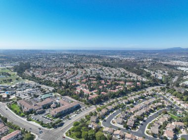 Oceanside, Güney Kaliforniya, ABD 'de orta sınıf, özdeş apartman dairesinin havadan görünüşü.