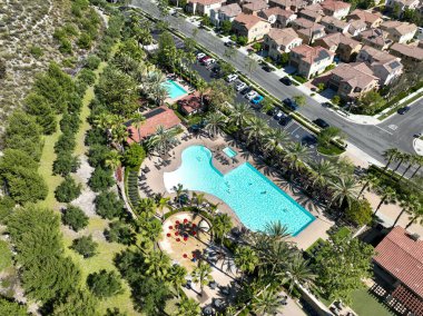 Lake Forest, Güney Kaliforniya, ABD 'deki özel yerleşim bölgesinde havuzu olan eğlence tesislerinin hava videosu. 30 Temmuz 2024