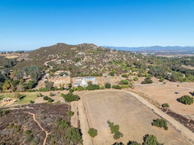Güney Kaliforniya, Ramona 'daki Dos Picos County Park vadisindeki kamp alanlarının hava görüntüsü.