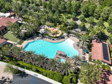 Lake Forest, Güney Kaliforniya, ABD 'deki özel yerleşim bölgesinde havuzu olan eğlence tesislerinin hava videosu. 30 Temmuz 2024