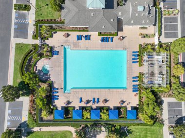 Oceanside, Güney Kaliforniya, ABD 'de orta sınıf, özdeş apartman dairesinin havadan görünüşü.