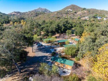 Güney Kaliforniya, Ramona 'daki Dos Picos County Park vadisindeki kamp alanlarının hava görüntüsü.
