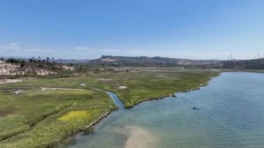 San Diego, Güney Kaliforniya, San Diego, Kaliforniya, ABD 'deki su sporları faaliyetleri için Carlsbad lagününün havası.