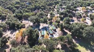 Güney Kaliforniya, Ramona 'daki Dos Picos County Park vadisindeki kamp alanlarının hava görüntüsü.