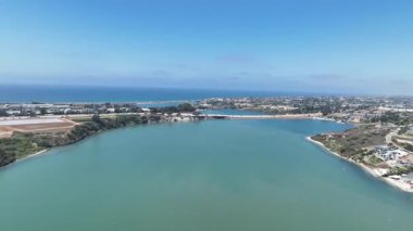 San Diego, Güney Kaliforniya, San Diego, Kaliforniya, ABD 'deki su sporları faaliyetleri için Carlsbad lagününün havası.