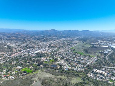 Hava manzaralı evler ve San Diego, Güney Kaliforniya, ABD 'deki Scripps ve Poway' deki büyük orta sınıf topluluklar.