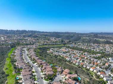 Hava manzaralı evler ve San Diego, Güney Kaliforniya, ABD 'deki Scripps ve Poway' deki büyük orta sınıf topluluklar.