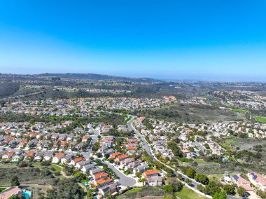 Hava manzaralı evler ve San Diego, Güney Kaliforniya, ABD 'deki Scripps ve Poway' deki büyük orta sınıf topluluklar.