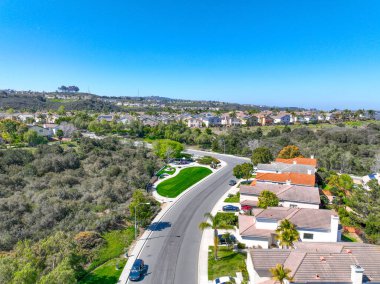 Hava manzaralı evler ve San Diego, Güney Kaliforniya, ABD 'deki Scripps ve Poway' deki büyük orta sınıf topluluklar.