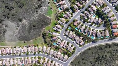 Hava manzaralı evler ve San Diego, Güney Kaliforniya, ABD 'deki Scripps ve Poway' deki büyük orta sınıf topluluklar.