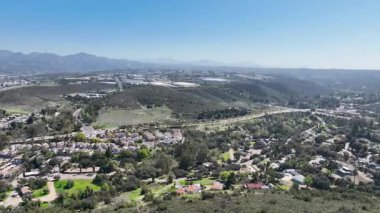 Hava manzaralı evler ve San Diego, Güney Kaliforniya, ABD 'deki Scripps ve Poway' deki büyük orta sınıf topluluklar.