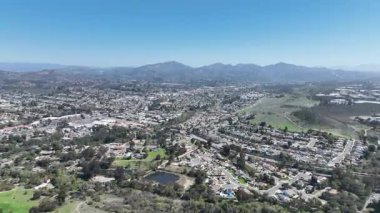 Hava manzaralı evler ve San Diego, Güney Kaliforniya, ABD 'deki Scripps ve Poway' deki büyük orta sınıf topluluklar.