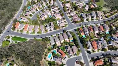 Hava manzaralı evler ve San Diego, Güney Kaliforniya, ABD 'deki Scripps ve Poway' deki büyük orta sınıf topluluklar.