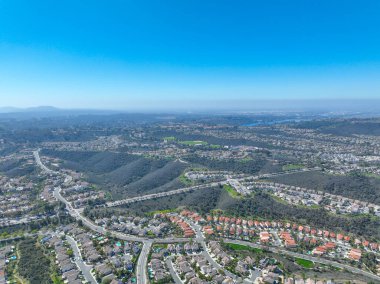 Hava manzaralı evler ve San Diego, Güney Kaliforniya, ABD 'deki Scripps ve Poway' deki büyük orta sınıf topluluklar.