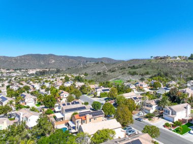 Hava manzaralı evler ve San Diego, Güney Kaliforniya, ABD 'deki Scripps ve Poway' deki büyük orta sınıf topluluklar.