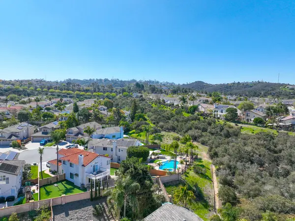 Hava manzaralı evler ve San Diego, Güney Kaliforniya, ABD 'deki Scripps ve Poway' deki büyük orta sınıf topluluklar.