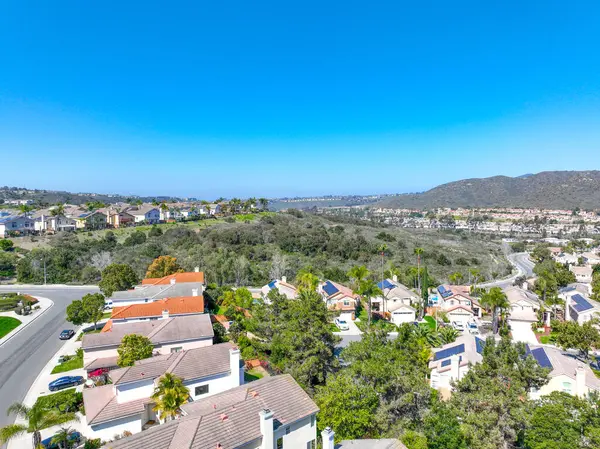 Hava manzaralı evler ve San Diego, Güney Kaliforniya, ABD 'deki Scripps ve Poway' deki büyük orta sınıf topluluklar.