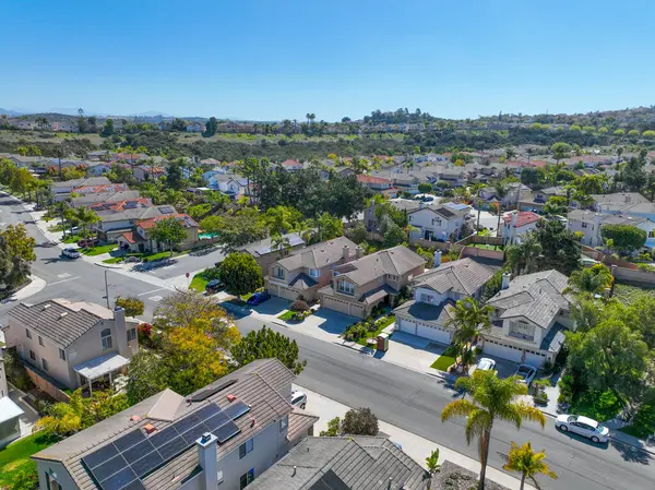 Hava manzaralı evler ve San Diego, Güney Kaliforniya, ABD 'deki Scripps ve Poway' deki büyük orta sınıf topluluklar.