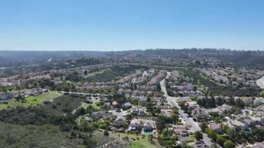Hava manzaralı evler ve San Diego, Güney Kaliforniya, ABD 'deki Scripps ve Poway' deki büyük orta sınıf topluluklar.