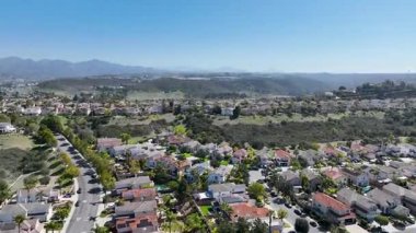Hava manzaralı evler ve San Diego, Güney Kaliforniya, ABD 'deki Scripps ve Poway' deki büyük orta sınıf topluluklar.