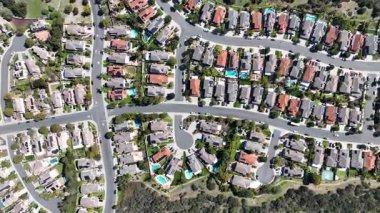 Hava manzaralı evler ve San Diego, Güney Kaliforniya, ABD 'deki Scripps ve Poway' deki büyük orta sınıf topluluklar.