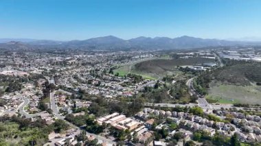 Hava manzaralı evler ve San Diego, Güney Kaliforniya, ABD 'deki Scripps ve Poway' deki büyük orta sınıf topluluklar.