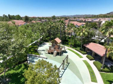 Lake Forest, Güney Kaliforniya, ABD 'deki özel yerleşim yerlerindeki eğlence tesislerinin hava görüntüleri. 30 Temmuz 2024