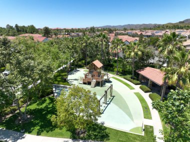 Lake Forest, Güney Kaliforniya, ABD 'deki özel yerleşim yerlerindeki eğlence tesislerinin hava görüntüleri. 30 Temmuz 2024