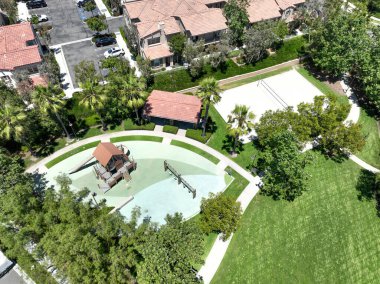 Lake Forest, Güney Kaliforniya, ABD 'deki özel yerleşim yerlerindeki eğlence tesislerinin hava görüntüleri. 30 Temmuz 2024
