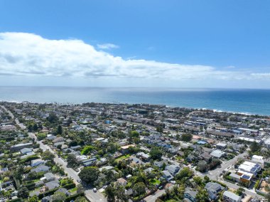 San Diego, Güney Kaliforniya, ABD 'de mavi okyanuslu zengin Encinitas kasabasının hava manzarası. 