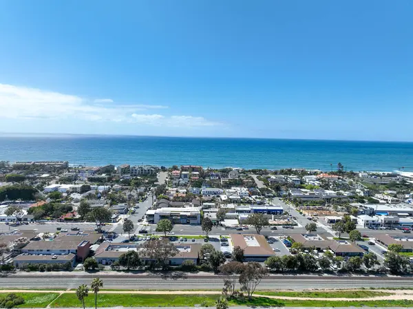 San Diego, Güney Kaliforniya, ABD 'de mavi okyanuslu zengin Encinitas kasabasının hava manzarası. 