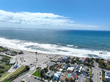 San Diego, Güney Kaliforniya, ABD 'de mavi okyanuslu zengin Encinitas kasabasının hava manzarası. 