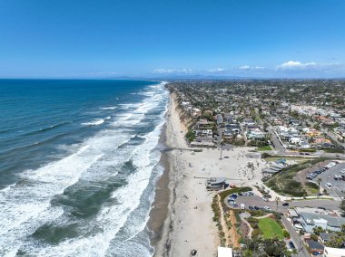San Diego, Güney Kaliforniya, ABD 'de mavi okyanuslu zengin Encinitas kasabasının hava manzarası. 